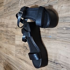 TOP MODA Black Platformed Sandals